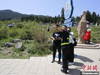 民警暖心服务，化身“活地图”为游客指路解忧